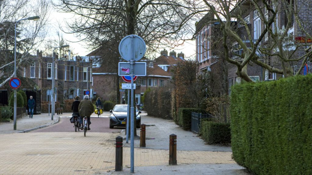 Roze sticker Oegstgeest - Terweeweg