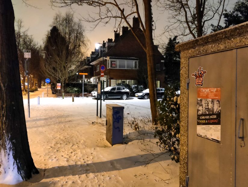 Roze sticker Laan van Oud Poelgeest